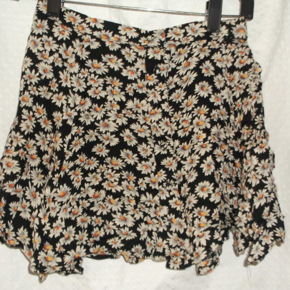 Brandy Melville Dresses & Skirts - John Galt by Brandy Melville Daisy Print Skirt